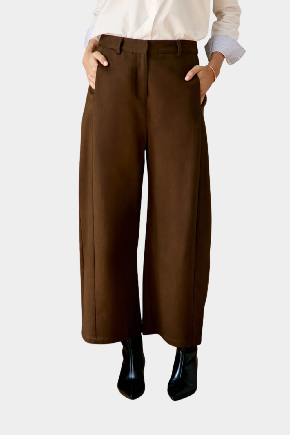 Pantalón barrel Parrell marrón de mujer con pierna amplia, talle ligeramente bajo y cintura estructurada