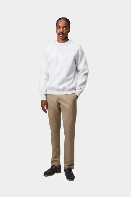 Pantalón Carhartt WIP Sid Leather Rinsed puesto, con corte slim tapered y sarga elástica Lamar
