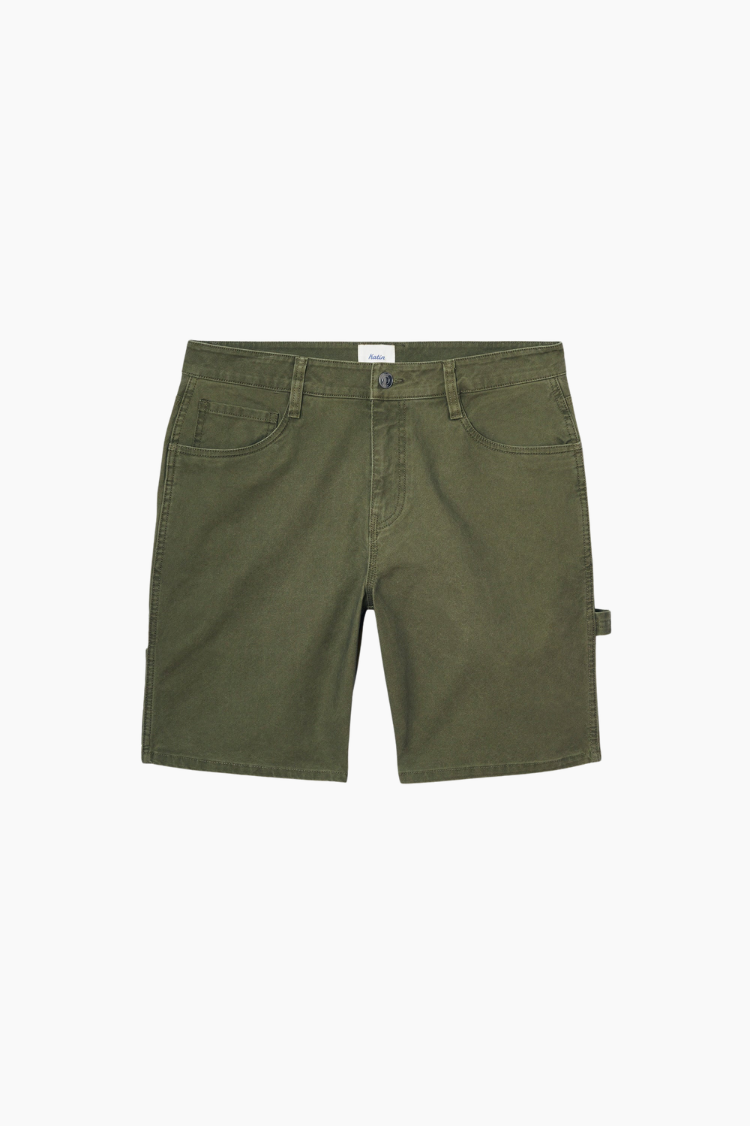Pantalón corto Katin Stanley color olive night en canvas elástico con fit relajado