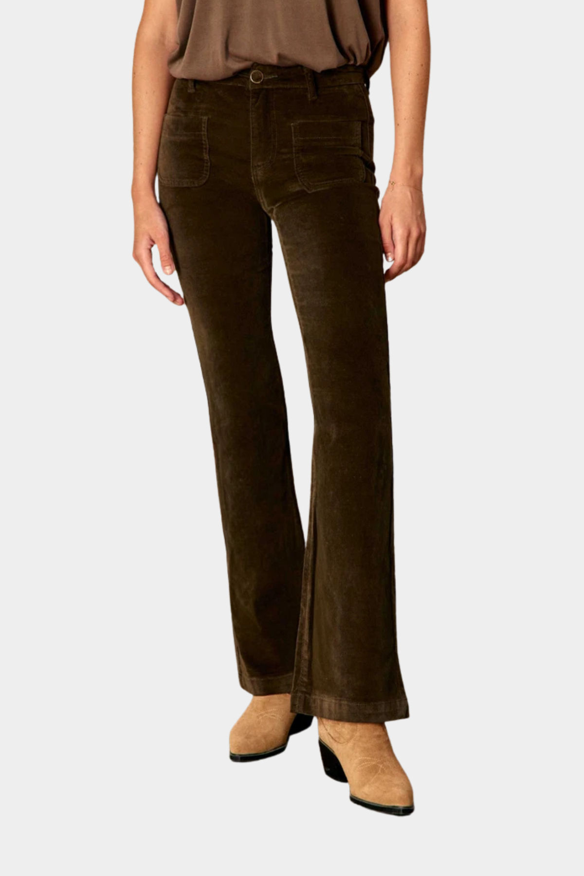 Pantalón flare Sonny kaki de mujer con talle alto, bolsillos delanteros y silueta acampanada