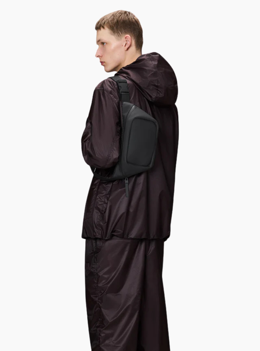 Riñonera Rains Bum Bag Mini negra impermeable con correa ajustable