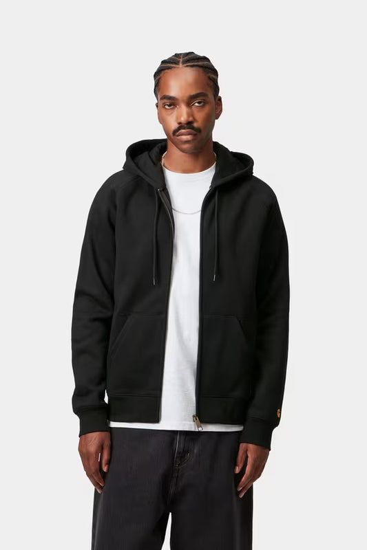 Sudadera con cremallera Carhartt WIP Hooded Chase Jacket negra con logo dorado