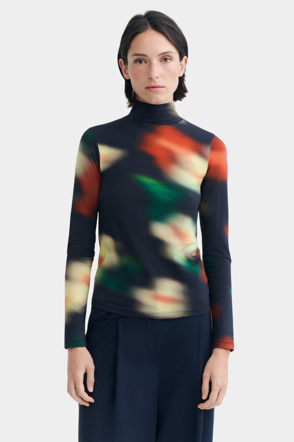 Top Ellen Bloom de Thinking Mu para mujer con cuello alto y estampado multicolor sobre fondo oscuro