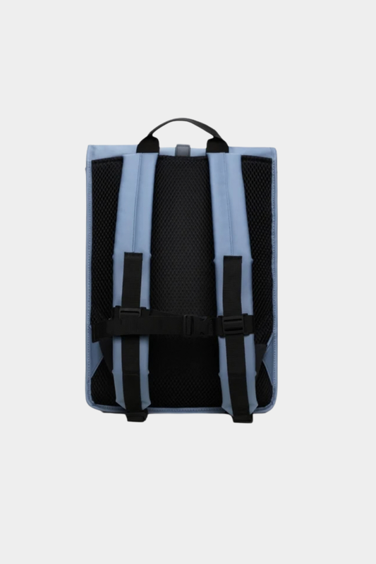 Parte trasera de la mochila Rains Rolltop Rucksack Blue Dusk con correas acolchadas y panel de malla
