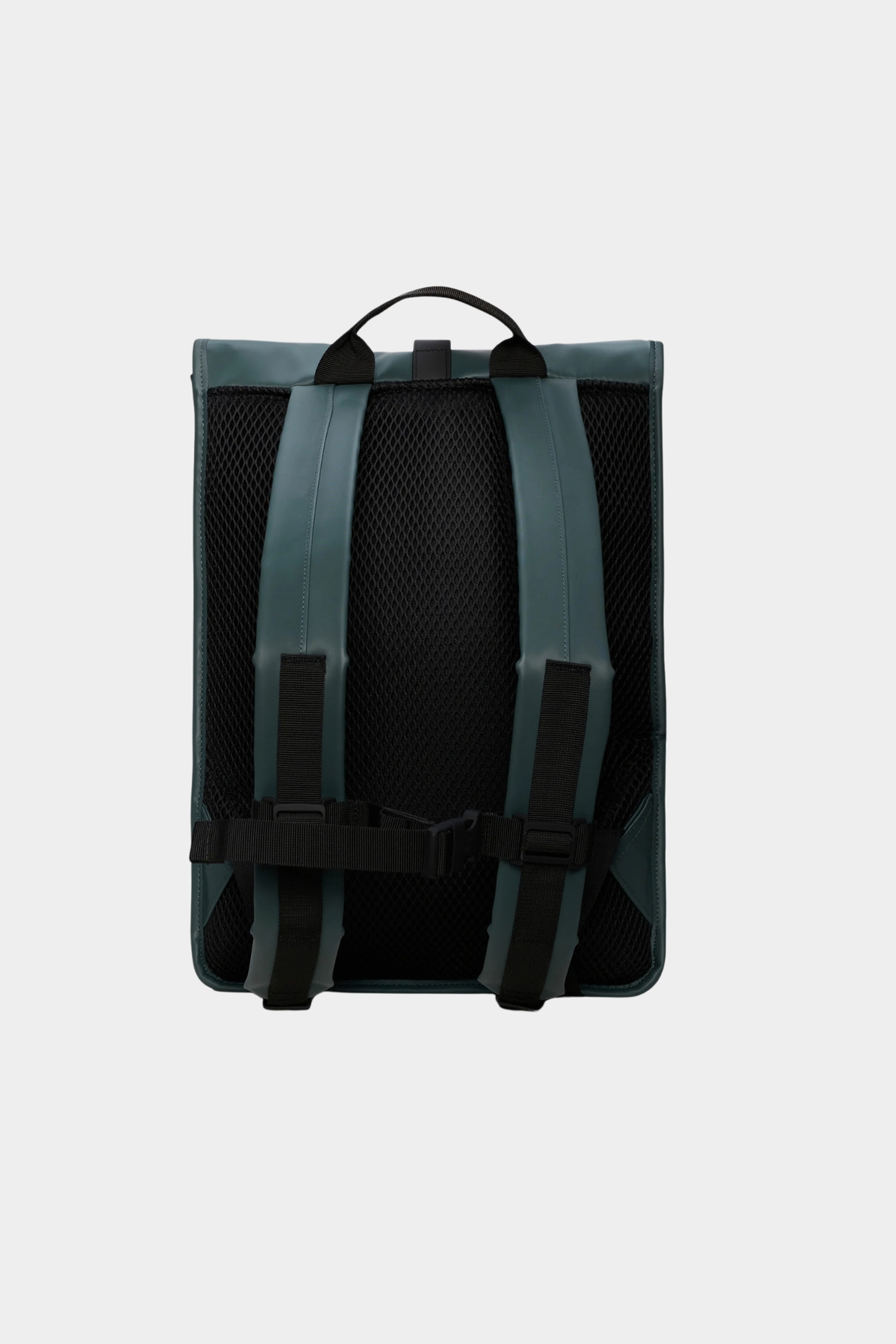 Parte trasera de la mochila Rains Rolltop Rucksack Mystique con panel de malla acolchado y correa de pecho
