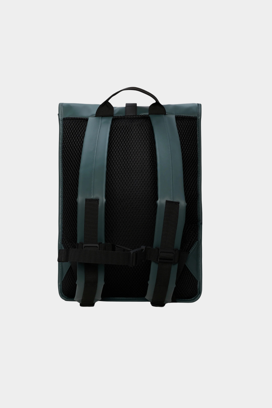 Parte trasera de la mochila Rains Rolltop Rucksack Mystique con panel de malla acolchado y correa de pecho