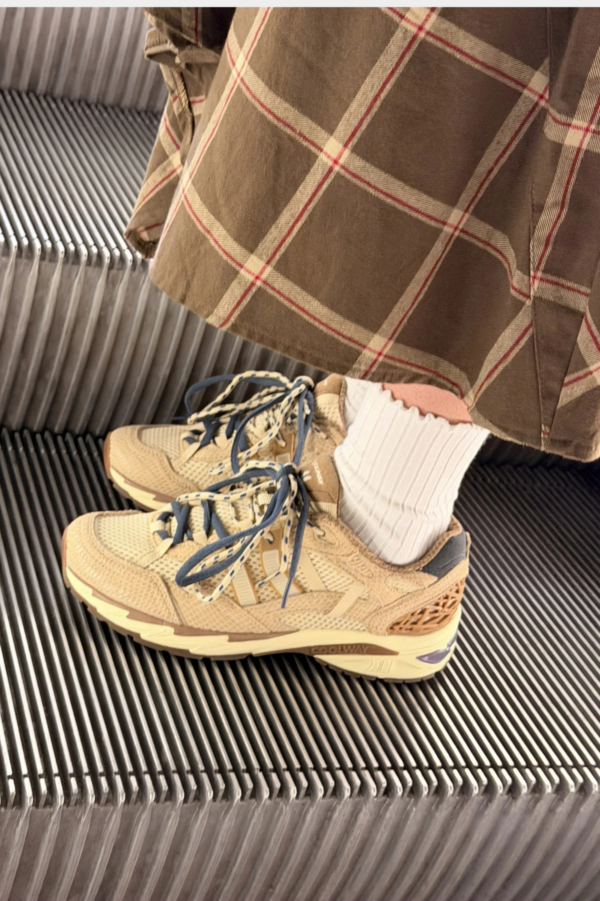 Zapatillas Coolway 2003 Oasis Run puestas en un look de mujer, con diseño retro running en tonos beige y arena