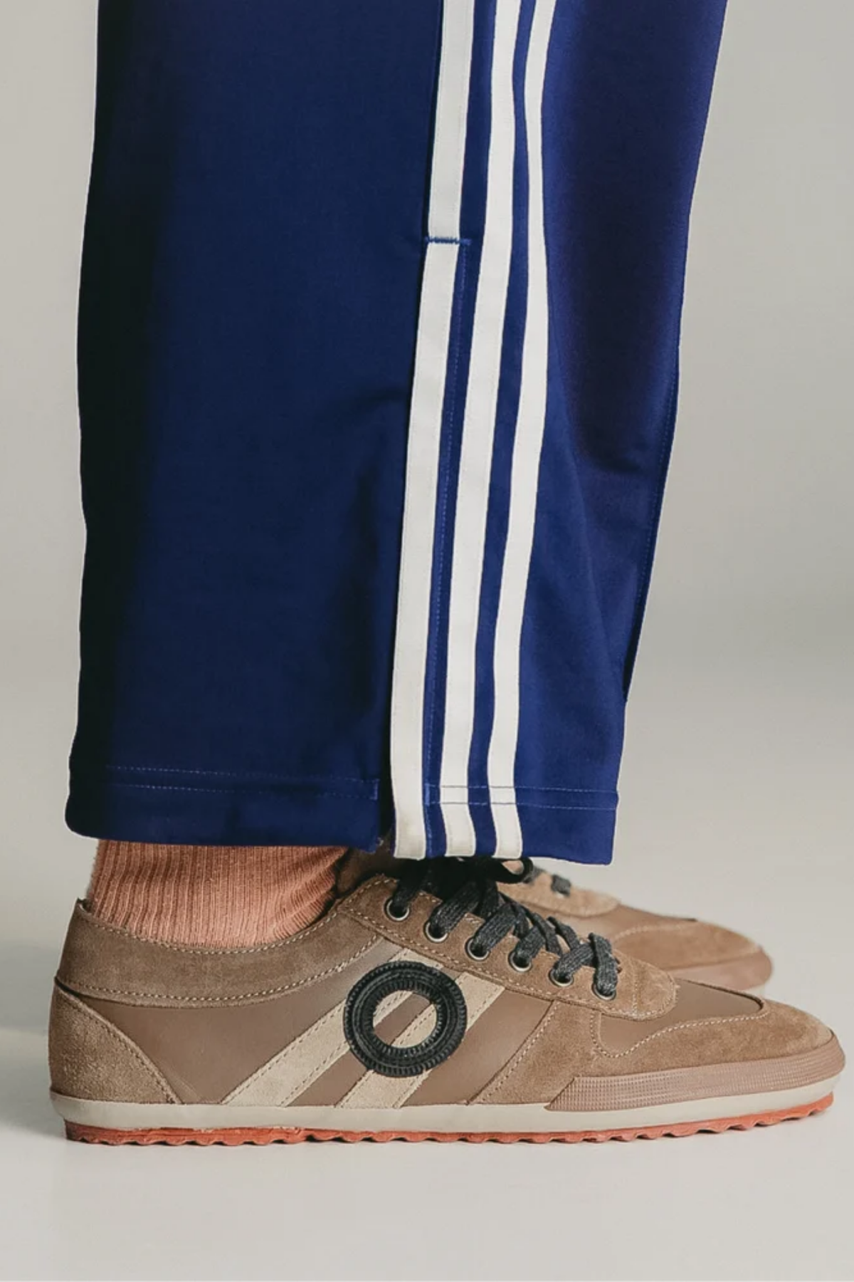 Zapatillas Aro Ido Wash Coconut de hombre puestas, con acabado marrón lavado, suela de goma y estética retro